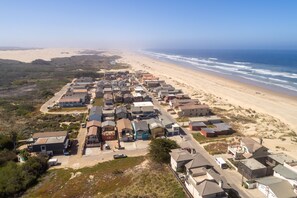 På stranden og solsenger