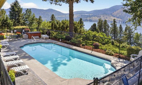 Large Home with Private Pool, Hot tub, Lake Views