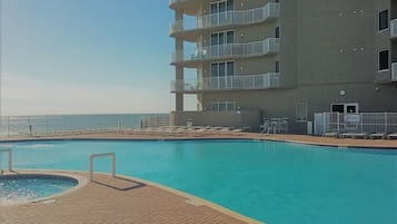 Een binnenzwembad, een buitenzwembad