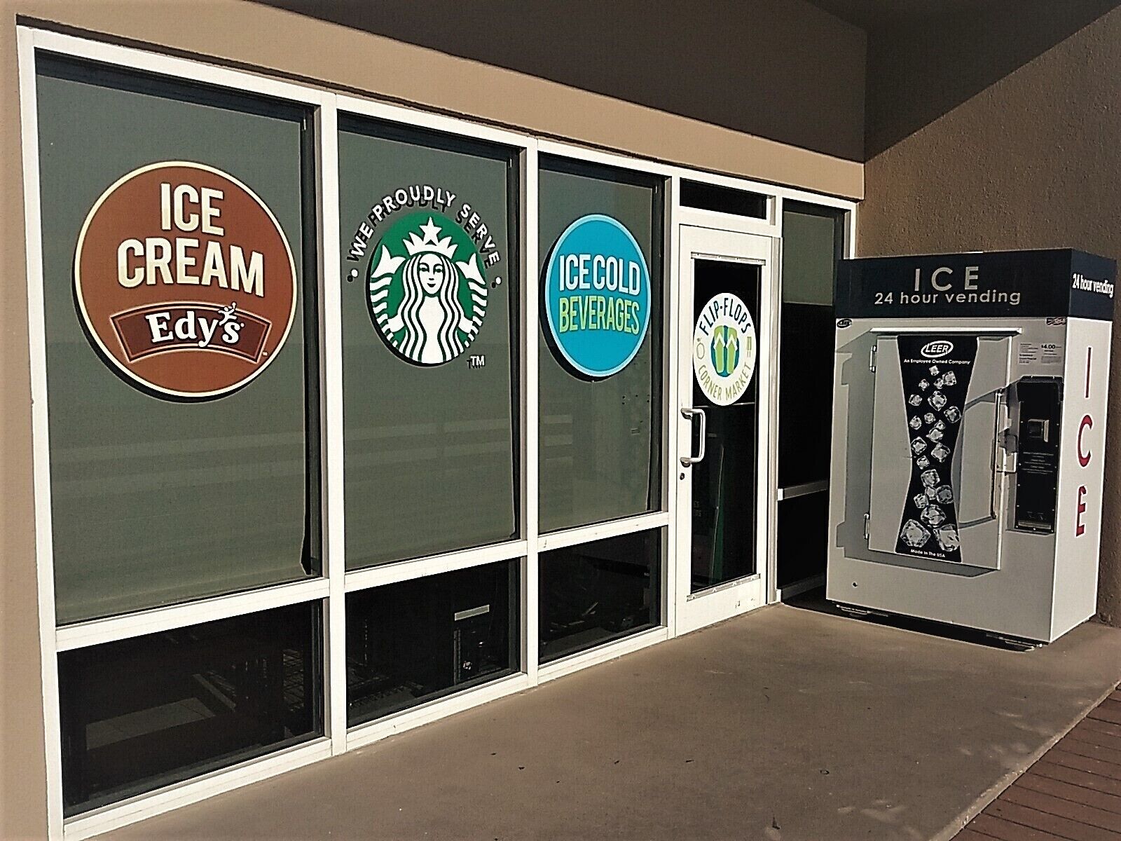 Un commerce de détail doté de plusieurs distributeurs automatiques de glaces et de boissons, proposant notamment des marques comme Edy's et Starbucks.