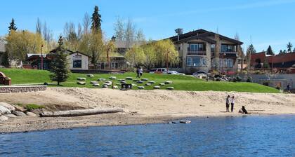 Lakefront condo w/ enclosed balcony, lovely views & shared seasonal pool/beach
