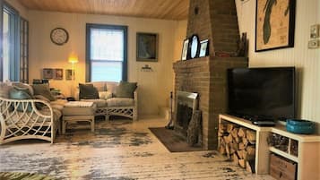 Smart-TV, Kamin, DVD-Player, Bücher