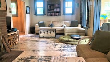 Smart TV, fireplace, DVD player, books