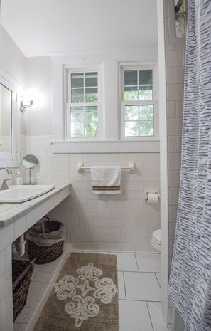Duschwanne, Haartrockner, Handtücher, Toilettenpapier