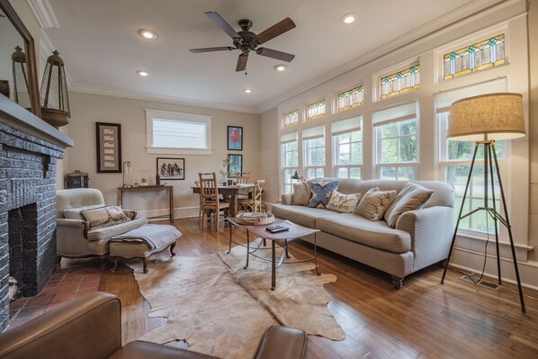 Televisio, takka, DVD-soitin, kirjoja