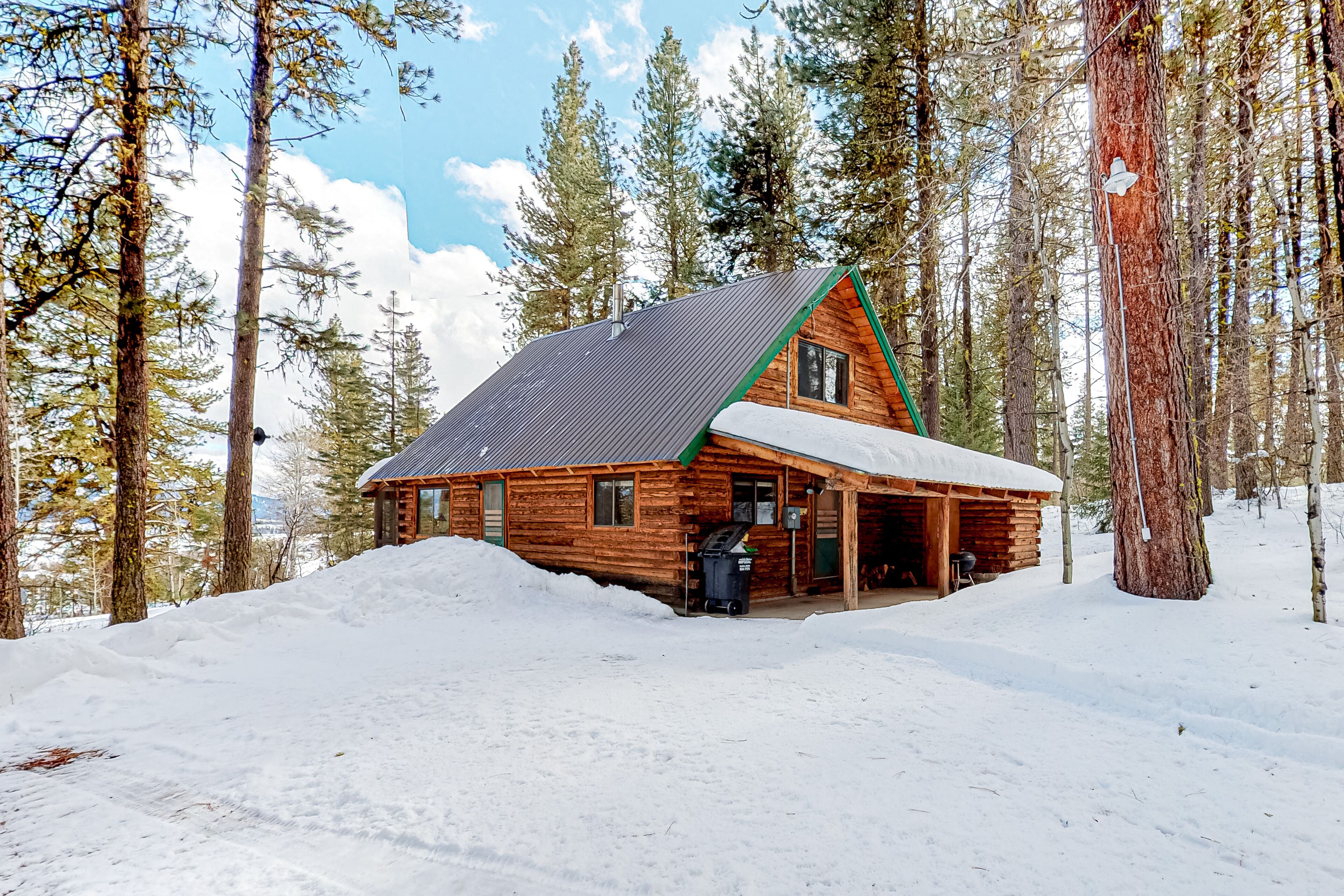 Woodland cabin with screened porch & meadow views - near town, golf, & lake