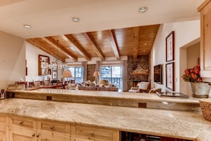 獨棟房屋, 多張床, 山景 (Five-Bedroom House) | 私人廚房 | 電冰箱、微波爐、烤箱、咖啡機/沖茶器