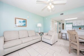 TV - 4th FLOOR Hotel Suite ~ FULL KITCHEN & LIVING ROOM! (Gulf Shores)