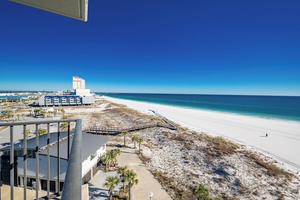 On the beach - 4th FLOOR Hotel Suite ~ FULL KITCHEN & LIVING ROOM! (Gulf Shores)