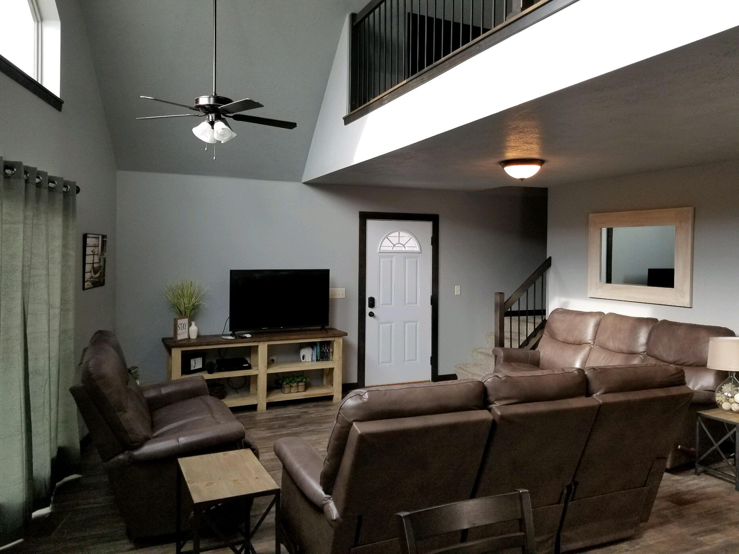 Fernseher, Videospiele, DVD-Player, Bücher