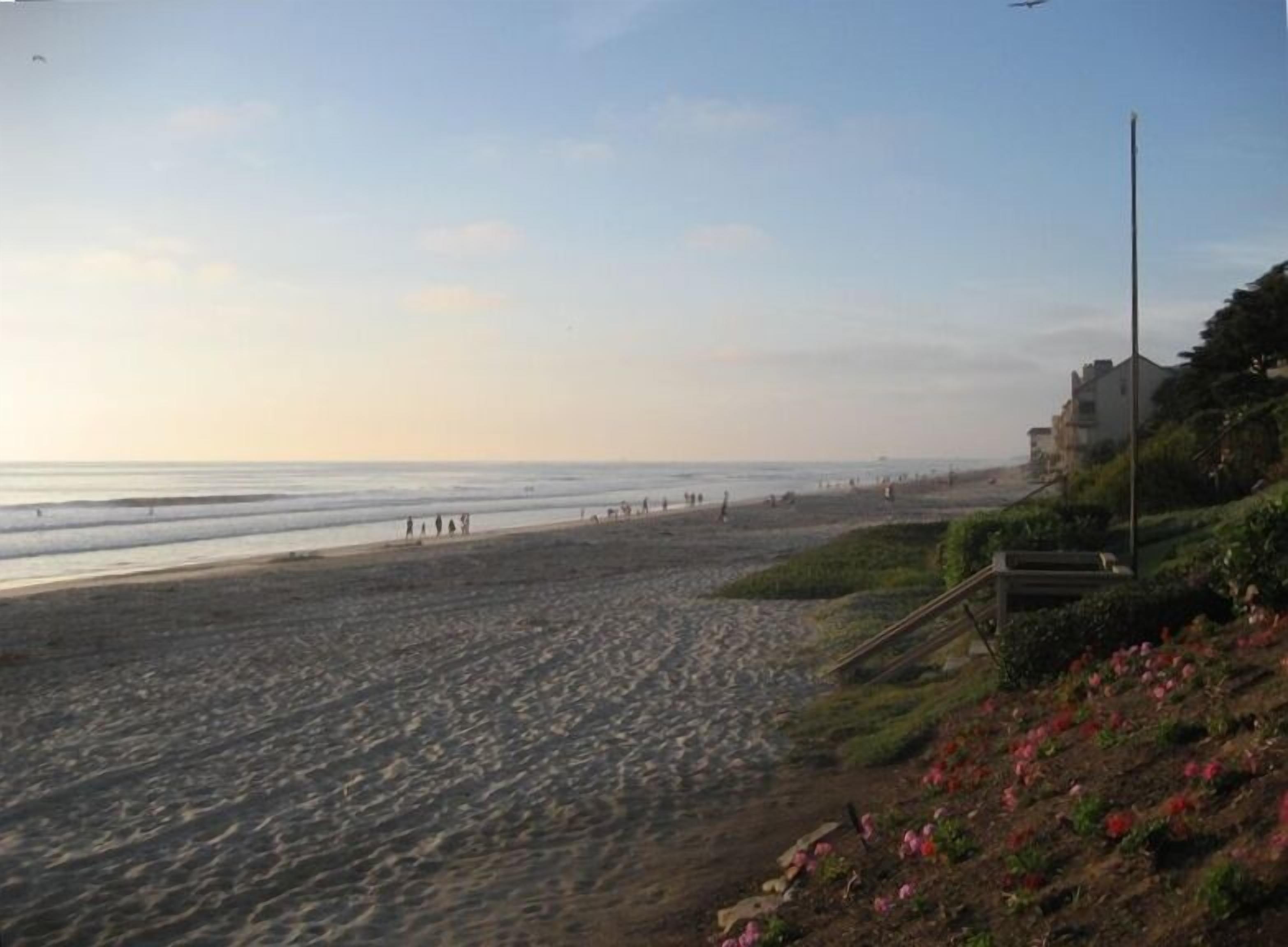 Beach nearby, sun loungers, beach towels