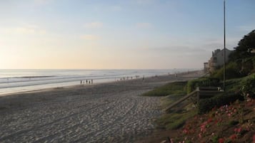 Beach nearby, sun loungers, beach towels