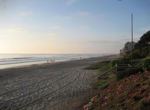 Beach nearby, sun-loungers, beach towels