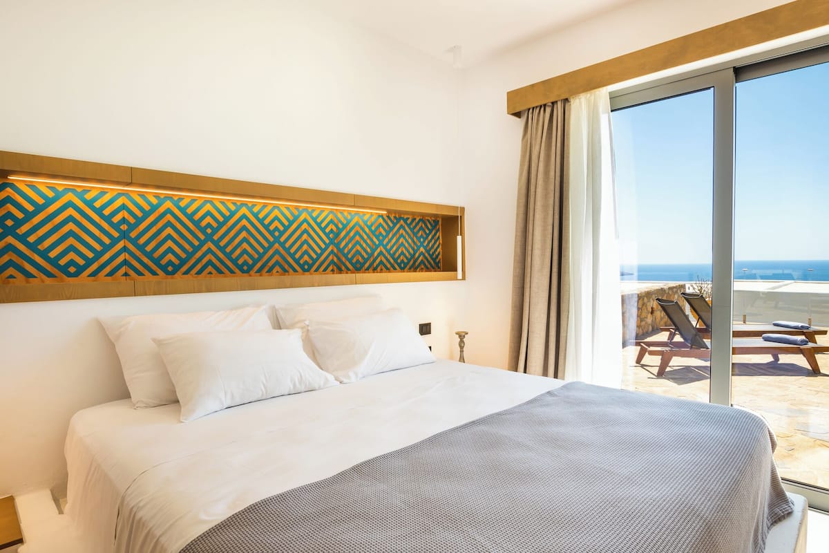 Suite – panorama, privat basseng, sjøutsikt | Safe på rommet, skrivebord, blendingsgardiner og lydisolert