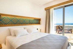 Panoramic Suite, Private Pool, Sea View | Peti besi dalam bilik, meja, langsir/tirai gelap terus, kalis bunyi