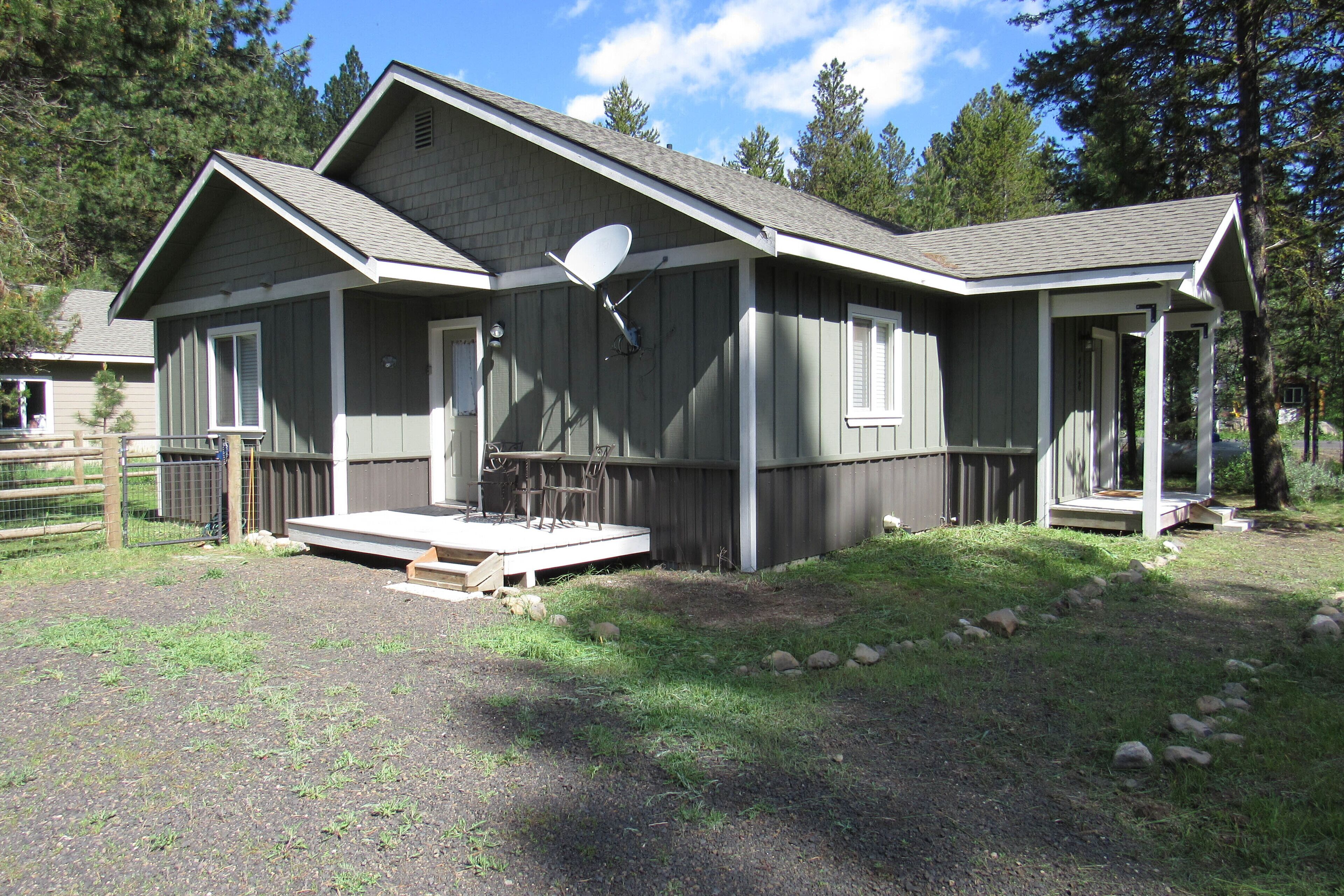 Spacious, dog-friendly cottage with fenced yard and central location