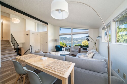 Lake View, View Deck & Private Pool!