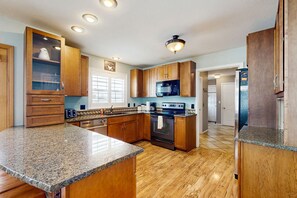 Een koelkast, een magnetron, een oven, een kookplaat