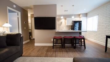 Flat-screen TV, Netflix, Hulu, streaming services