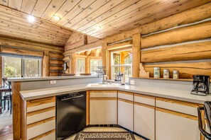 Fridge, oven, stovetop, dishwasher - Dog-friendly log cabin w/ a private hot tub, firepit & room for the whole group (McCall)