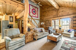 TV, fireplace, DVD player, ping pong - Dog-friendly log cabin w/ a private hot tub, firepit & room for the whole group (McCall)