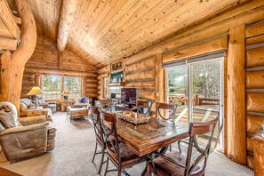 Télévision, cheminée, lecteur de DVD, table de tennis de table