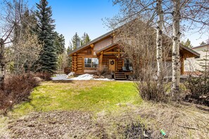 Exterior - Dog-friendly log cabin w/ a private hot tub, firepit & room for the whole group (McCall)