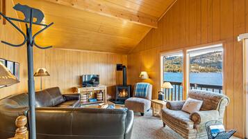 Una televisión, una chimenea, libros, un reproductor estéreo