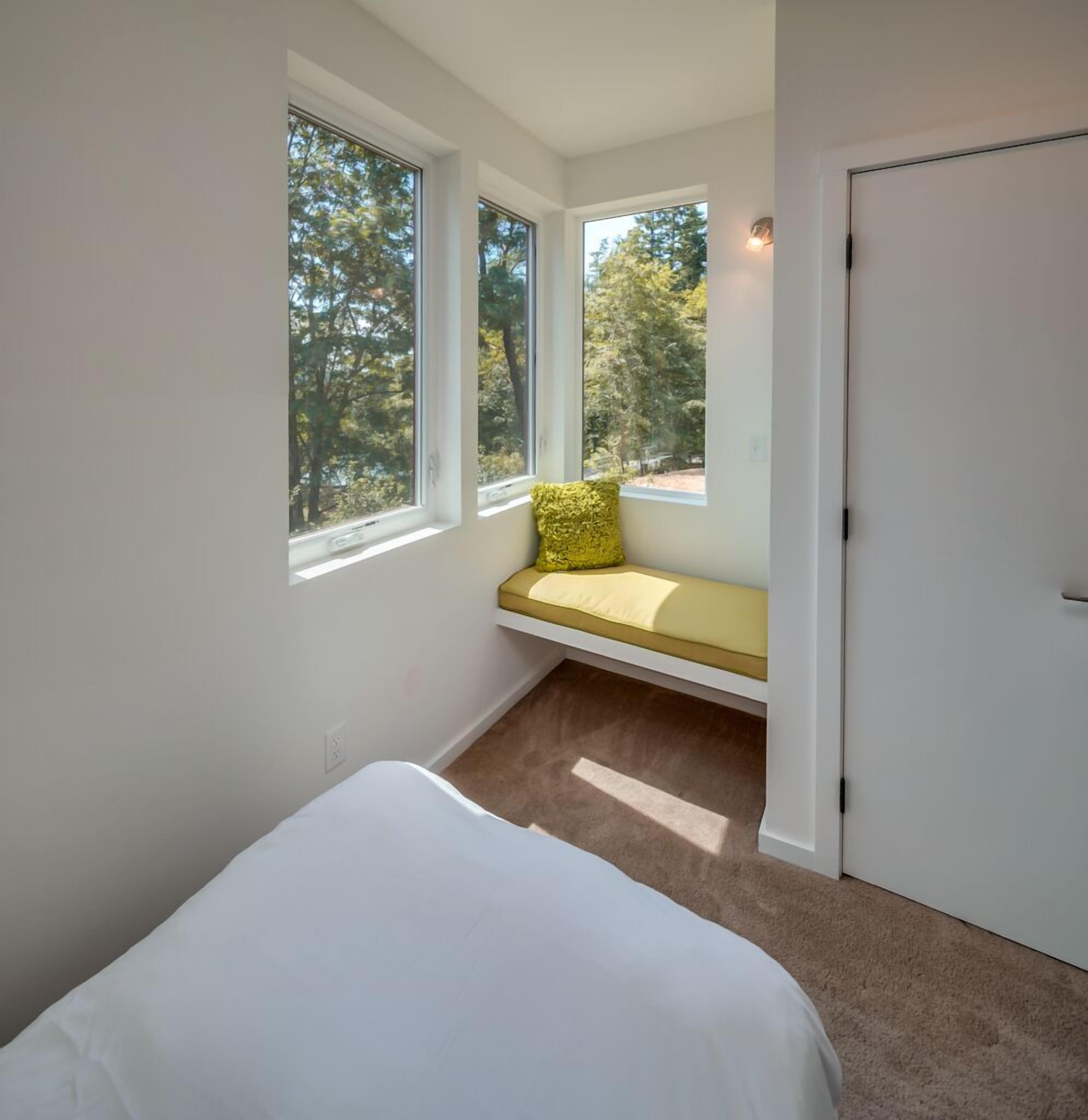 2 chambres, bureau, fer et planche à repasser, lit parapluie