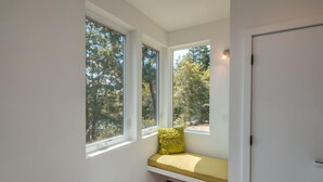 Ein Schlafzimmer mit Fensterbank, einer Tür und Teppichboden.