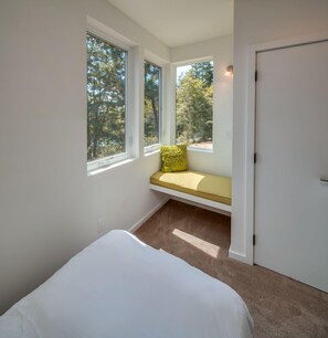 2 Schlafzimmer, Schreibtisch, Bügeleisen/Bügelbrett, Reisekinderbett