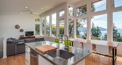 Nuevo hogar moderno con agua Impresionante Vista