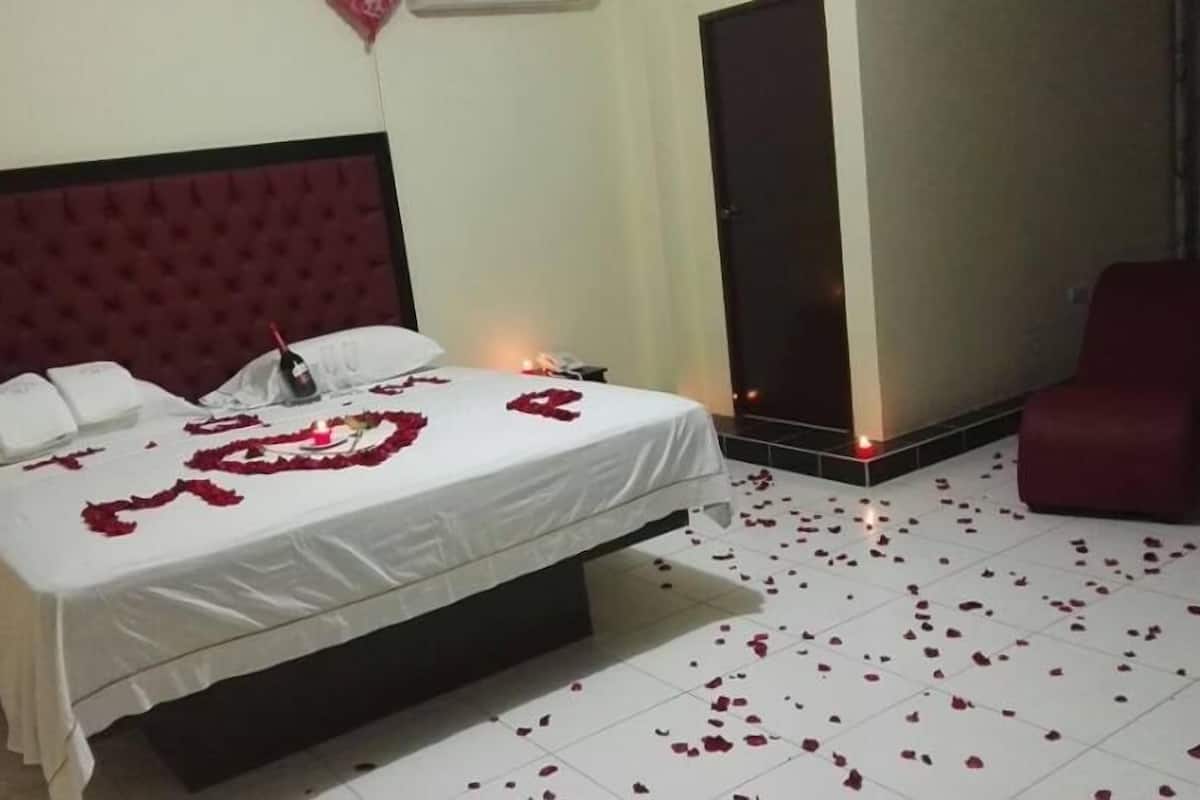 Kahden hengen comfort-huone, 1 suuri parisänky | Minibaari, työpöytä, silitysrauta/-lauta, lisävuoteet