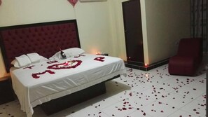 Comfort Double Room, 1 Katil Raja (King) | Bar mini, meja, seterika/papan seterika, katil lipat simpan/tambahan
