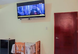Economy Double Room, 1 Katil Kelamin (Double) | Bar mini, meja, seterika/papan seterika, katil lipat simpan/tambahan