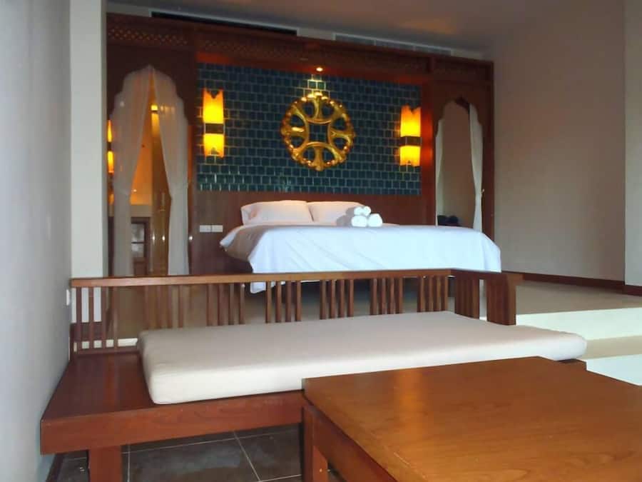 Escritorio, sistema de insonorización, wifi gratis y ropa de cama