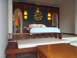 Deluxe Room with Ocean View  | Escritorio, sistema de insonorización, wifi gratis y ropa de cama