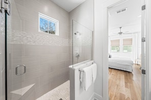 Combined shower/tub, hair dryer, towels