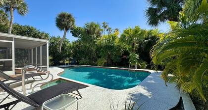 Walk to private beach Heated pool Kayaks bikes quiet tropical back yard