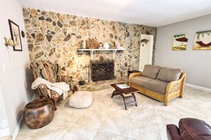 Smart TV, fireplace, DVD player, books - Walk to private beach Heated pool Kayaks bikes quiet tropical back yard (Vero Beach)