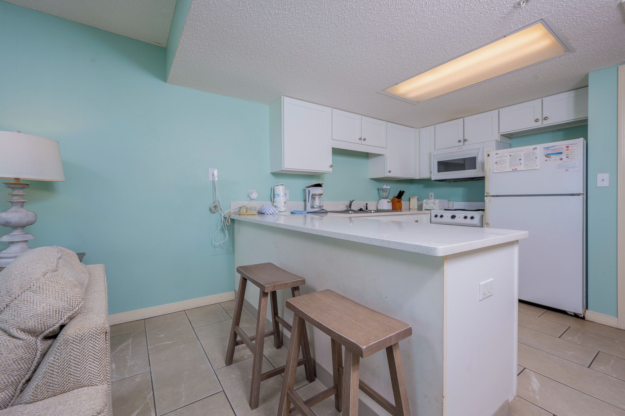 Geladeira, micro-ondas, fogão, lava-louças