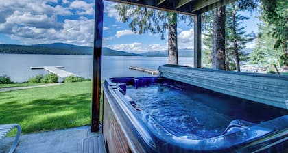 Suuri Lakefront mökki veden näkymät, yksityinen poreallas ja oma telakka!