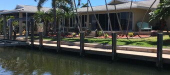  Beautiful Waterfront Ideal for fishing and boating!!