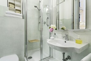 Shower, hair dryer, bidet, towels