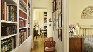 3 camere, una cassaforte in camera, una scrivania, ferro/asse da stiro