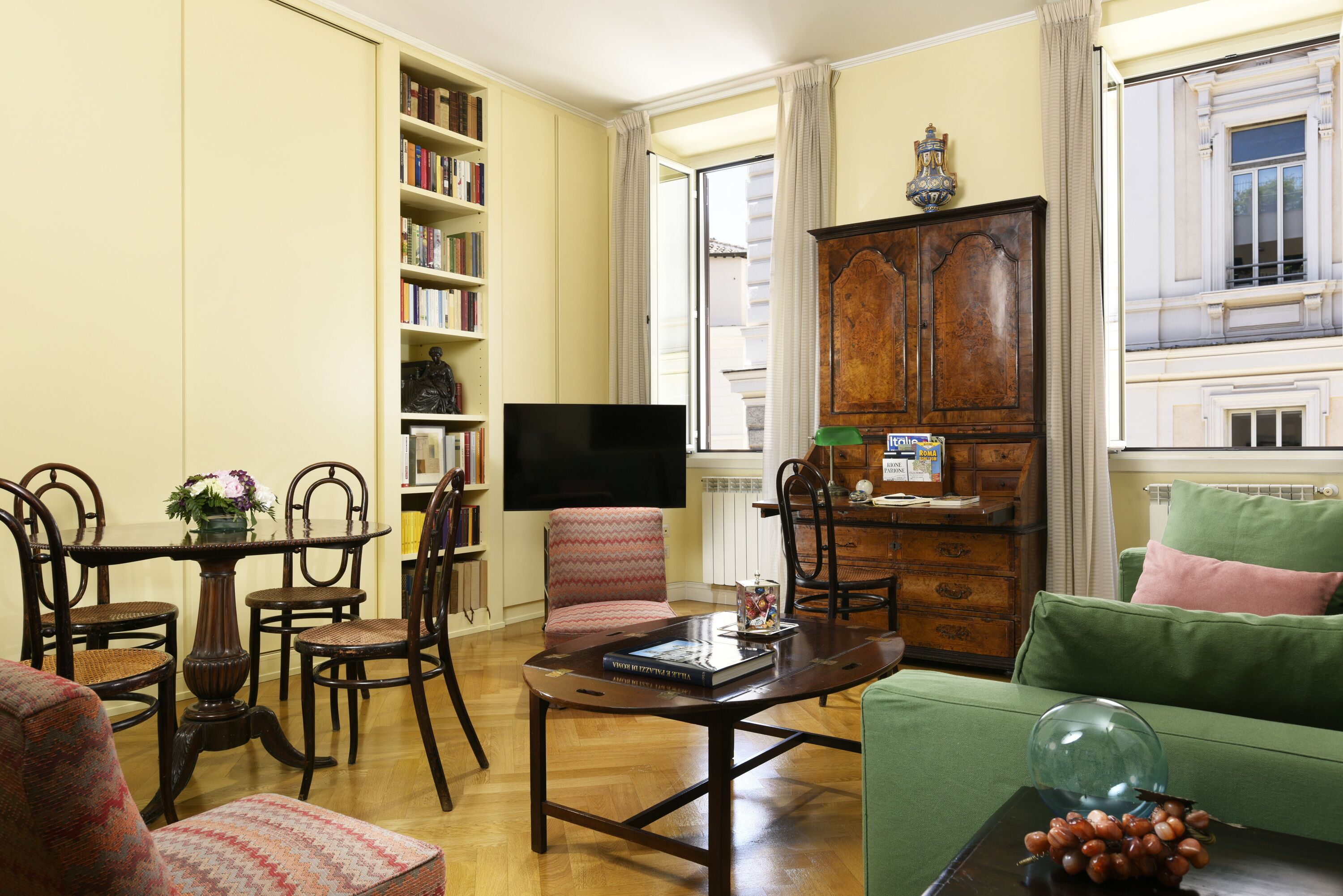 Smart TV, reproductor de DVD, libros y biblioteca musical 