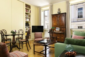 Smart-TV, DVD-spiller, bøker og musikkbibliotek