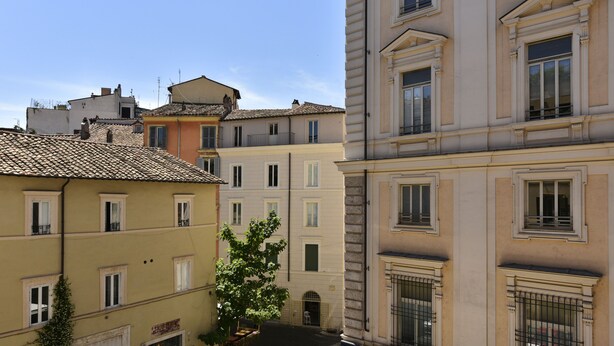 A row of multi-story buildings with uniform window designs and a central tree. - Close to Navona Square, Exclusive cozy Apt AC, WiFi. Perfect base for touring (Roma)