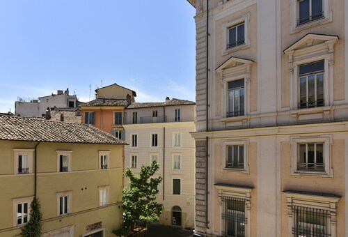 Close to Navona Square, Exclusive cozy Apt AC, WiFi. Perfect base for touring