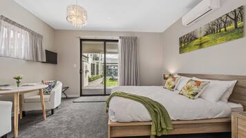 ミニバー、防音設備、アイロン / アイロン台、WiFi (無料)